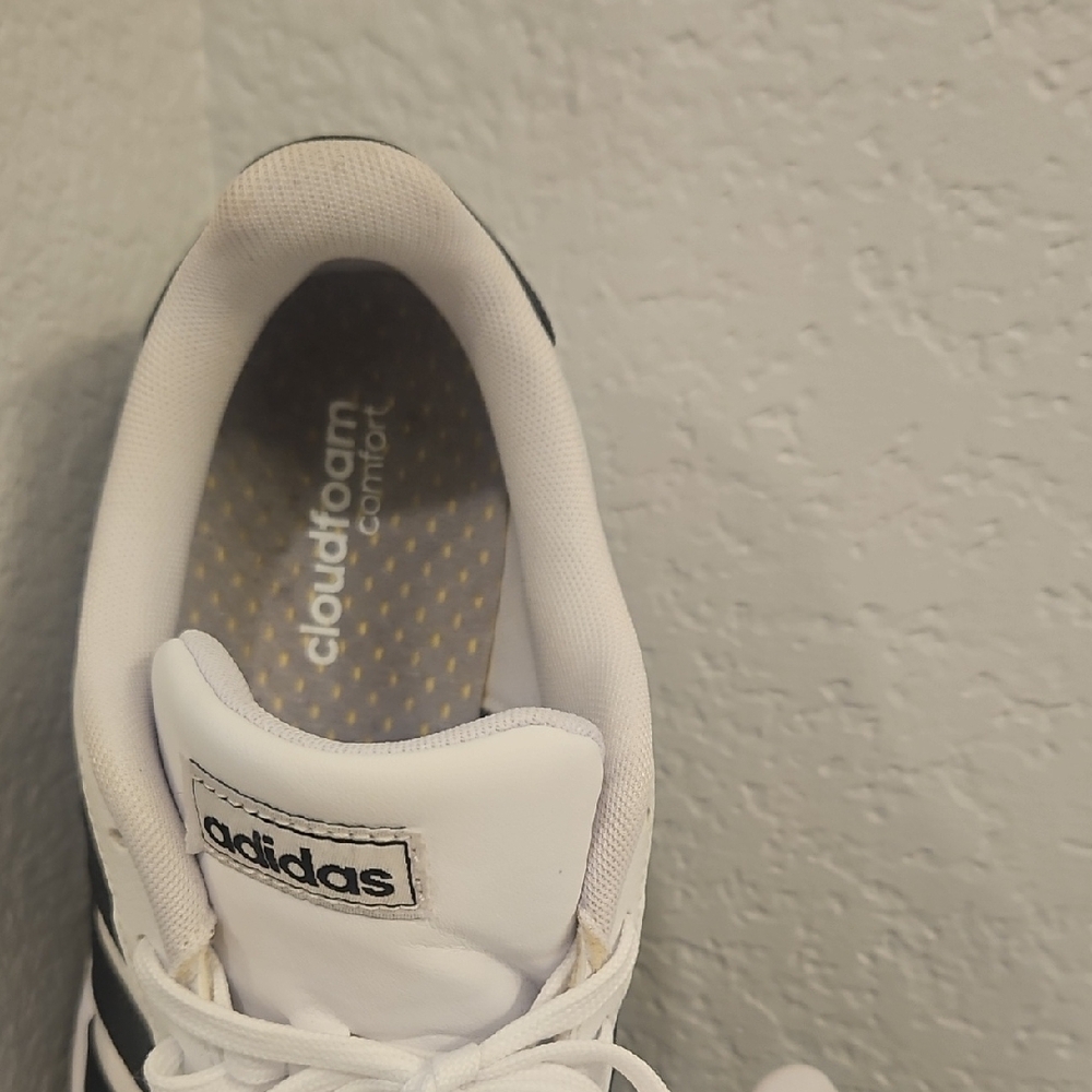 Adidas Classic White Sneakers with Black Stripes - Picture 4 of 7